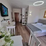 Alti Beachfront アパート Vlorë